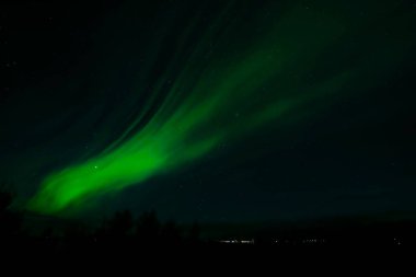 Kuzey Işıkları, Aurora Borealis gece gökyüzünde - İzlanda