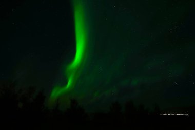 Kuzey Işıkları, Aurora Borealis gece gökyüzünde - İzlanda