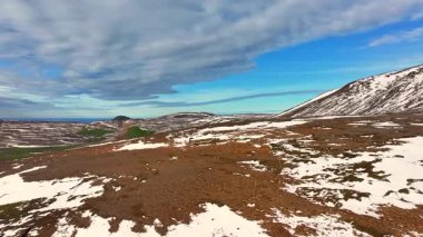 Husavik - İzlanda yakınlarındaki kısmen karla kaplı dağların hava manzarası