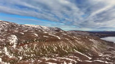 Husavik - İzlanda yakınlarındaki kısmen karla kaplı dağların hava manzarası