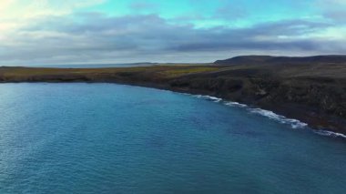 İzlanda 'nın kuzeyindeki kıyı manzarasının havadan görüntüsü.