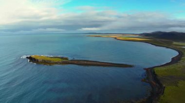 İzlanda 'nın kuzeyindeki kıyı manzarasının havadan görüntüsü.