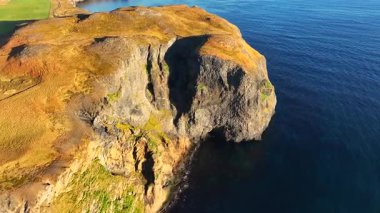 İzlanda 'nın kuzeyindeki kıyı manzarasının havadan görüntüsü.