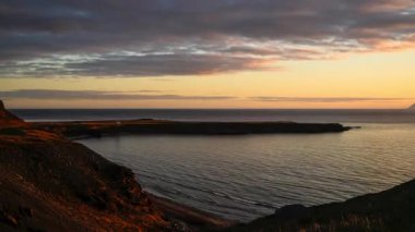 İzlanda 'nın kuzeyinde hareket eden bulutlu kıyı manzarası - zaman aşımı 