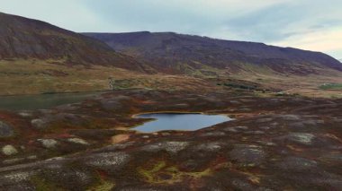 İzlanda 'nın kuzeyinde gölü olan bir dağ sırasının havadan görüntüsü.