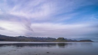 İzlanda 'daki Snaefellsnes manzarası hareket eden bulutlarla - zaman aşımı