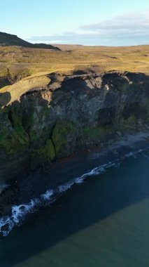 İzlanda 'nın kuzeyindeki kıyı manzarasının havadan görüntüsü dikey 4K