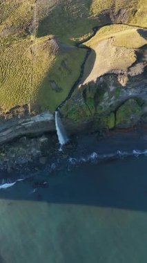 İzlanda 'nın kuzeyindeki kıyı manzarasının havadan görüntüsü dikey 4K