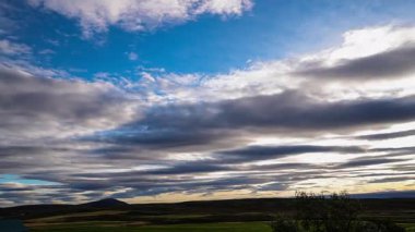 İzlanda 'da sonbahar manzaralı hareket eden bulutlar - zaman aşımı