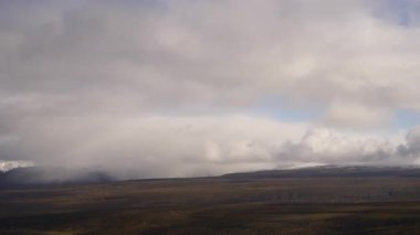 İzlanda 'da sonbahar manzaralı hareket eden bulutlar - zaman aşımı