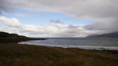 İzlanda 'da sonbahar manzaralı hareket eden bulutlar - zaman aşımı