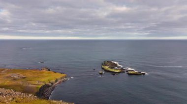İzlanda 'nın kuzeyindeki kıyı manzarasının havadan görüntüsü.