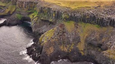İzlanda 'nın kuzeyindeki kıyı manzarasının havadan görüntüsü.
