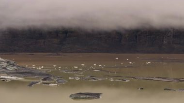 İzlanda 'da buzul gölü olan bir buzulun havadan görünüşü