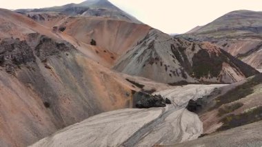 Hvannagil, İzlanda çevresindeki renkli tepelerin havadan görünüşü