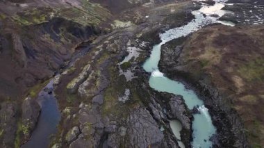 Burfell Dağı çevresindeki nehir ve kanyonlu hava manzaralı İzlanda