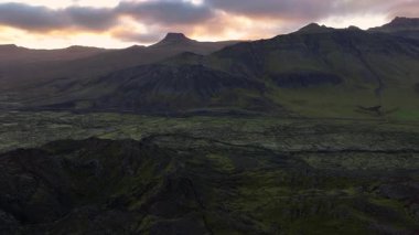 İzlanda 'da volkan krateri ve lav bulunan hava manzarası.