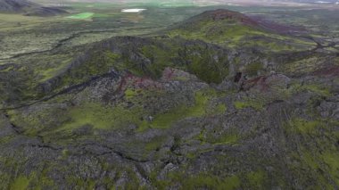 İzlanda 'da volkan krateri ve lav bulunan hava manzarası.