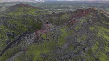 İzlanda 'da volkan krateri ve lav bulunan hava manzarası.