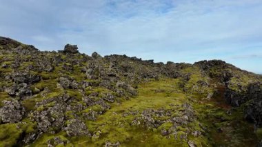 Eski volkanik aktivite ve kraterlere sahip bir bölgenin havadan görünüşü - İzlanda