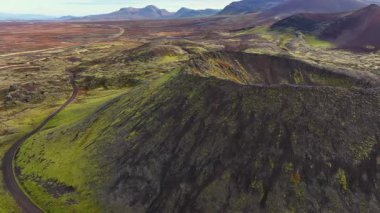 Eski volkanik aktivite ve kraterlere sahip bir bölgenin havadan görünüşü - İzlanda