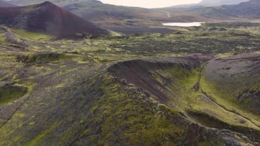 Eski volkanik aktivite ve kraterlere sahip bir bölgenin havadan görünüşü - İzlanda