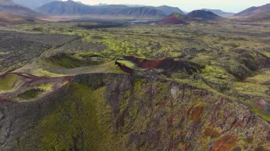 Eski volkanik aktivite ve kraterlere sahip bir bölgenin havadan görünüşü - İzlanda
