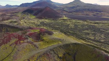 Eski volkanik aktivite ve kraterlere sahip bir bölgenin havadan görünüşü - İzlanda