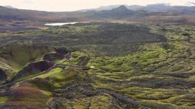 Eski volkanik aktivite ve kraterlere sahip bir bölgenin havadan görünüşü - İzlanda