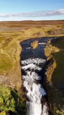 İzlanda 'nın kuzeyindeki kıyı manzarasının havadan görüntüsü dikey 4K