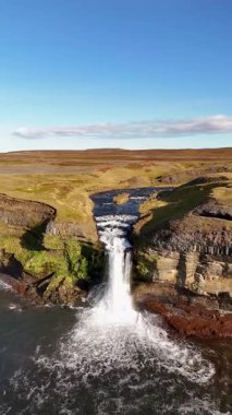 İzlanda 'nın kuzeyindeki kıyı manzarasının havadan görüntüsü dikey 4K