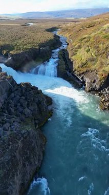 Barnafoss çevresindeki hava görüntüsü İzlanda 'ya düşüyor - dikey 4K video