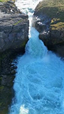 Barnafoss çevresindeki hava görüntüsü İzlanda 'ya düşüyor - dikey 4K video