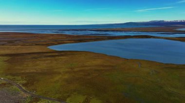 Kuzey İzlanda 'daki Naustavik Dağı çevresindeki manzaranın havadan görüntüsü.