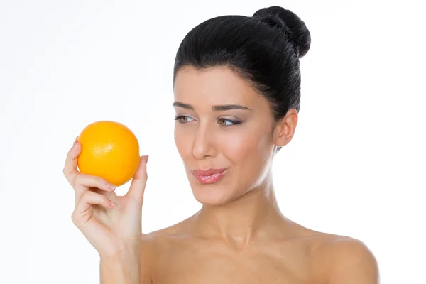 Belle femme avec orange — Photo