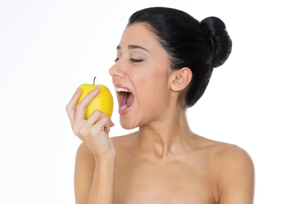 Donna che mangia mela gialla — Foto Stock