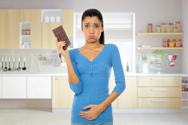 Ragazza Piedi Cucina Con Bar Foto Stock