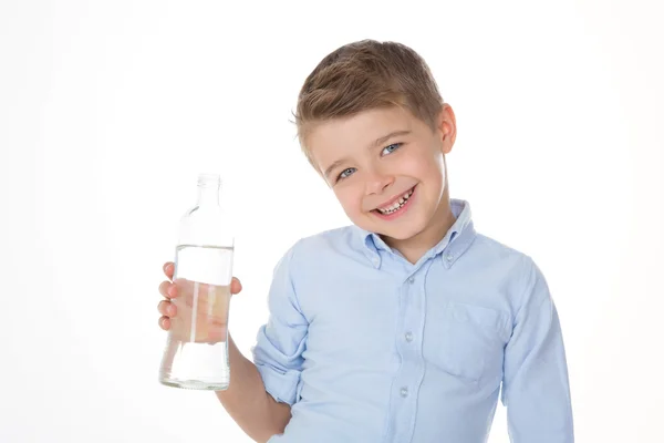 Çocuk bir şişe gösterir