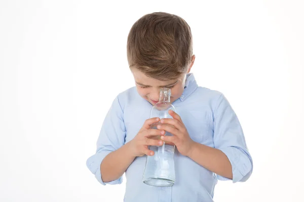 Kid looking into a flask — Stock Photo, Image
