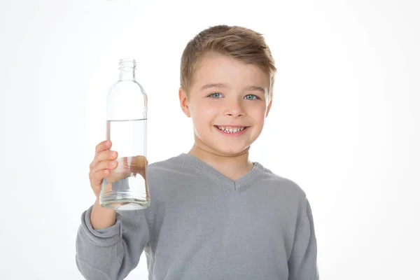 Niño con una camiseta gris —  Fotos de Stock