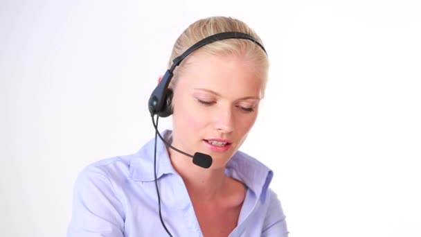 Mujer trabajando en el call center — Vídeos de Stock