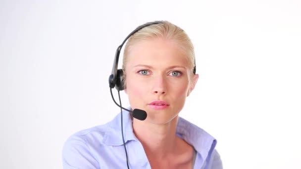 Красивая женщина отвечает на звонок — стоковое видео