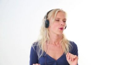 Güzel kadın kulaklık ile dans