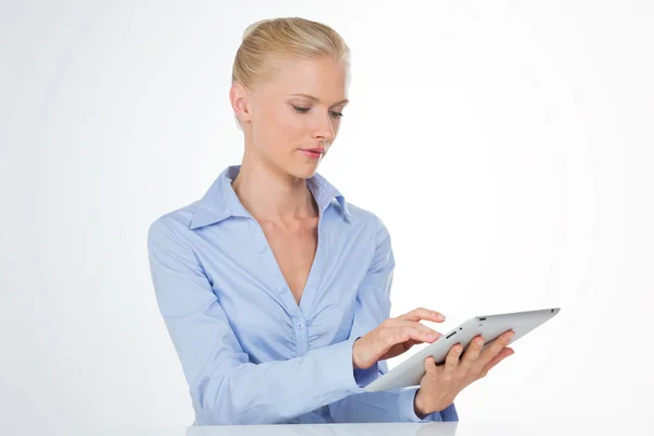 Mulher de negócios leitura de tablet — Fotografia de Stock