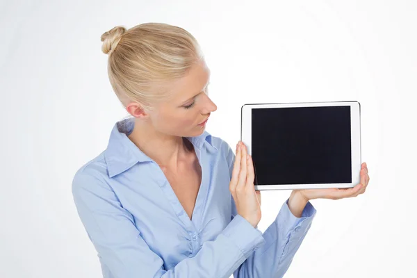 Blond affärskvinna tittar på Tablet PC-skärmen — Stockfoto