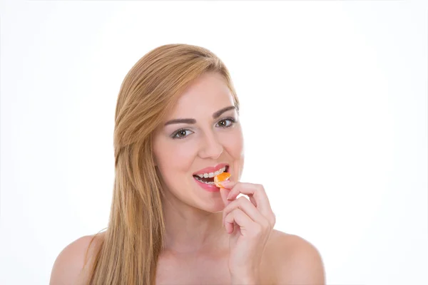 Smiley meisje bijt citrusvruchten — Stockfoto