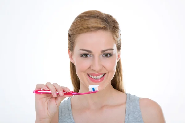 Modelo bonito detém escova de dentes — Fotografia de Stock