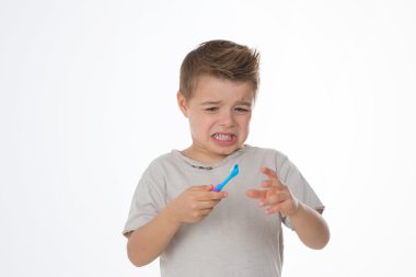 diş fırçası ile üzgün çocuk