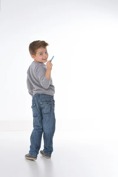 Astuto niño sonriendo a la cámara — Foto de Stock