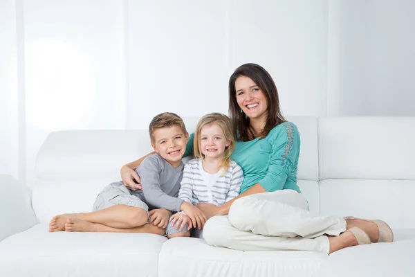 Retrato da família sobre fundo branco — Fotografia de Stock